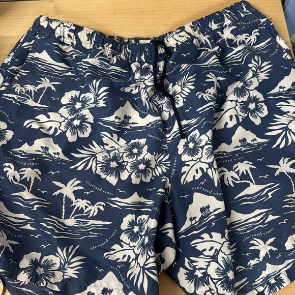 Men’s Vineyard Vines Blue and White Hawaiian extra large swim‎ shorts - Picture 3 of 6